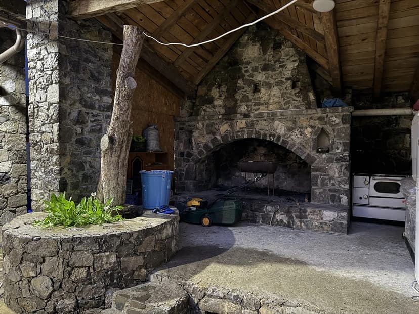 Bujtina Lëpushë stone kitchen