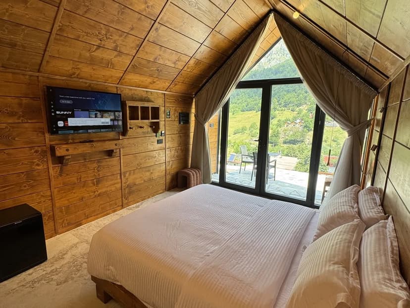 Bujtina Lëpushë villa bedroom