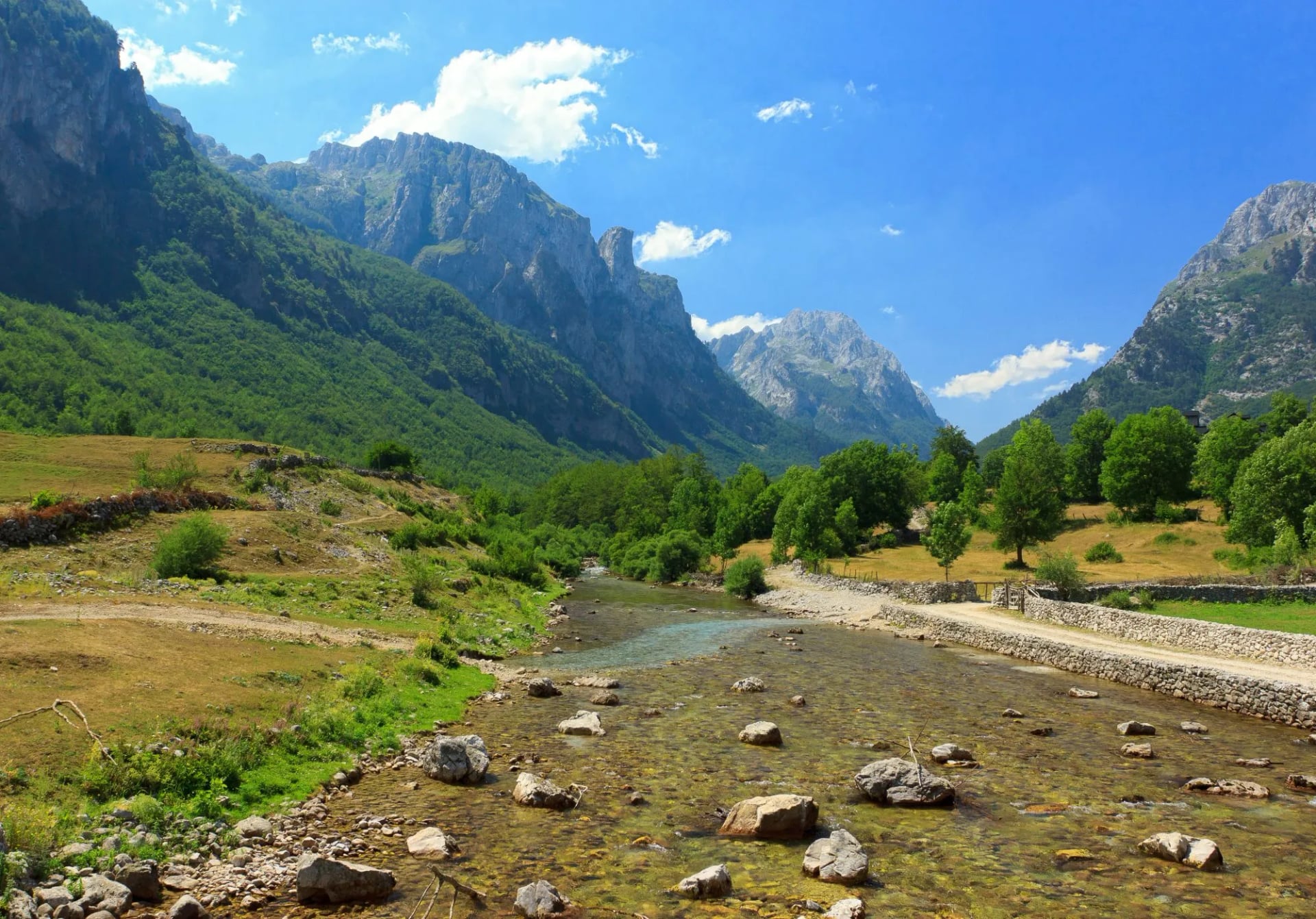 The Ropojana valley in spring