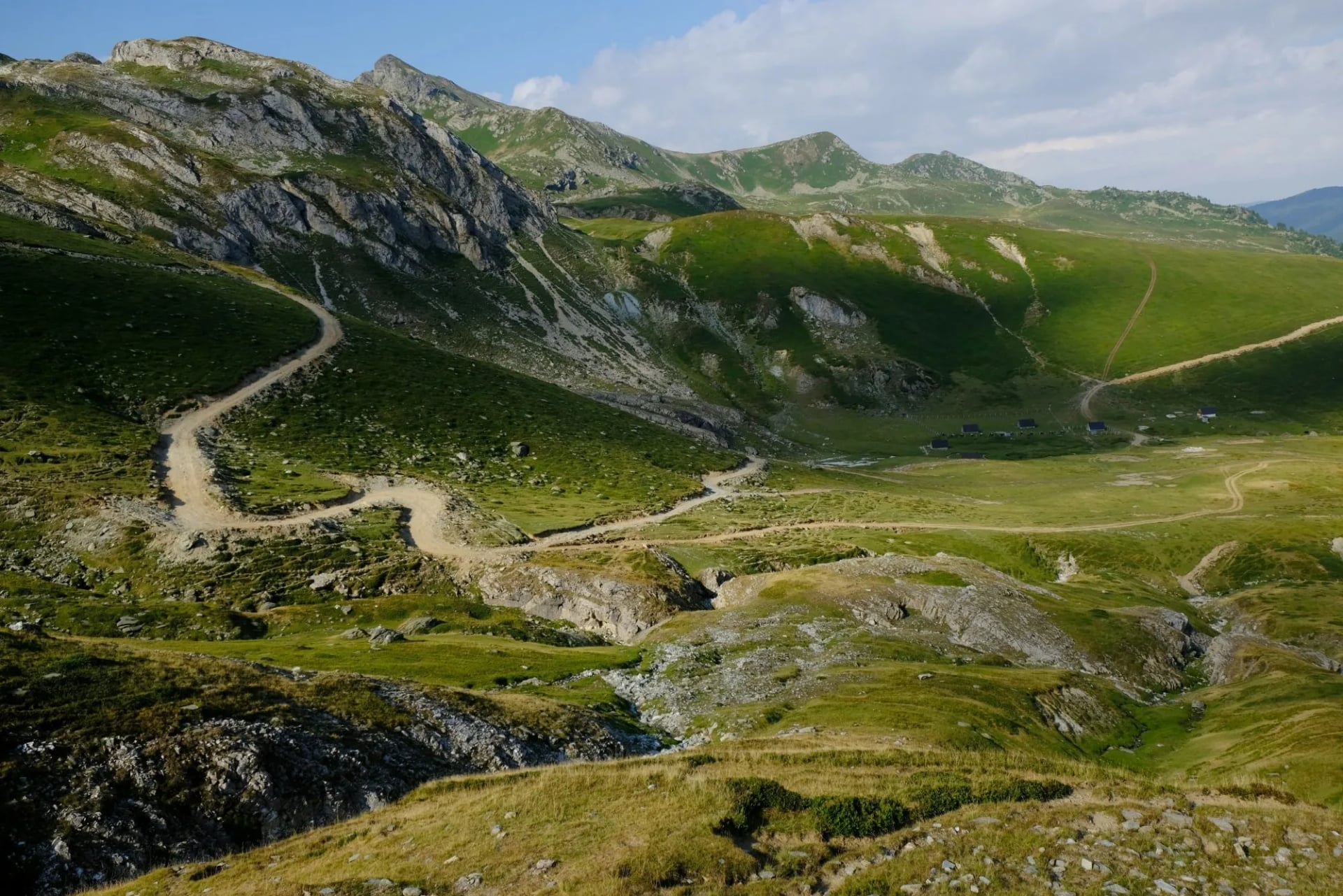 The trail from Dobërdol towards Gjeravica
